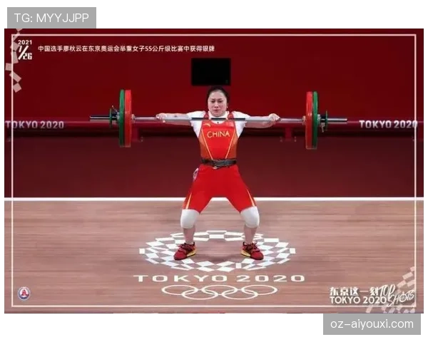 廖秋云训练完顺手拎走两袋蛋白粉，这姐的冰箱怕不是开健身房的