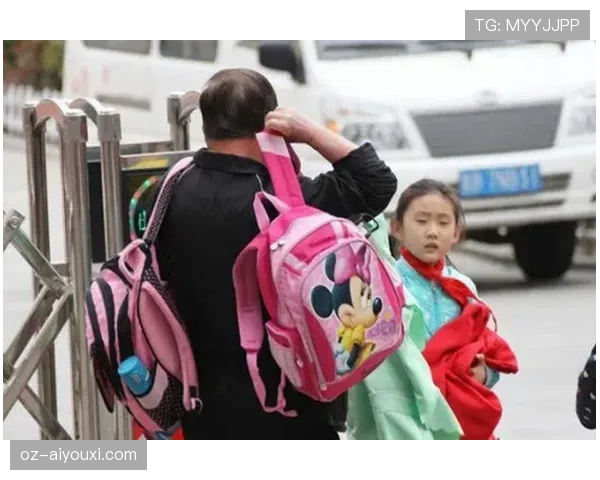 程语轩训练完直接拎爱马仕去接娃，这谁顶得住啊
